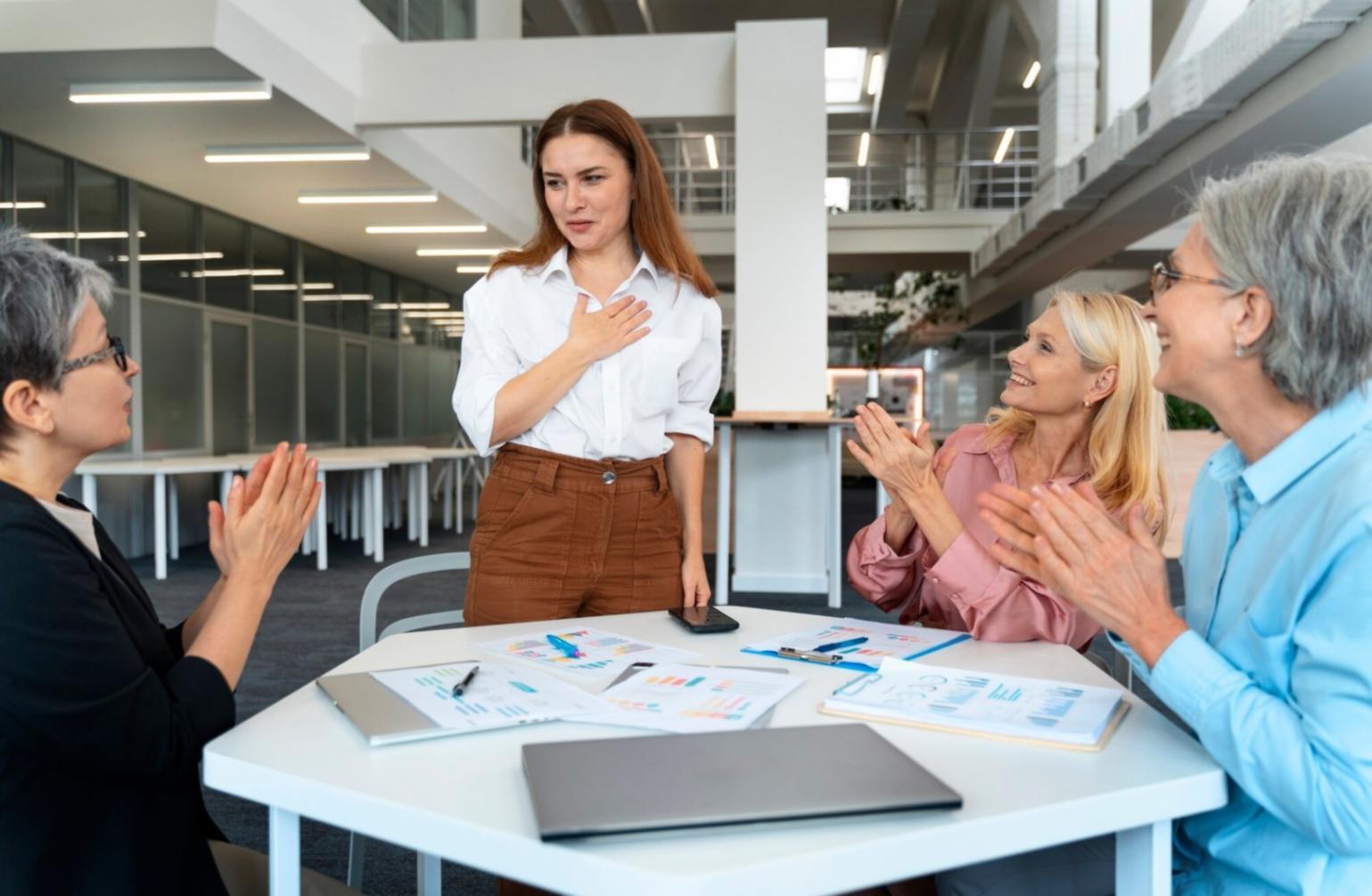 Collaboration équipe créative finances